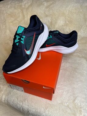 New in Box - Women’s Nike Quest Sneaker